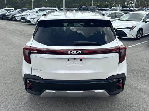 Snow White Pearl 2026 Kia Seltos EX