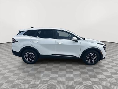 Snow White Pearl 2025 Kia Sportage LX