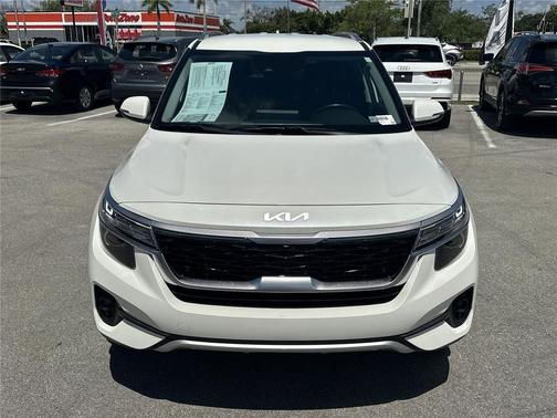 Snow White Pearl 2023 Kia Seltos S