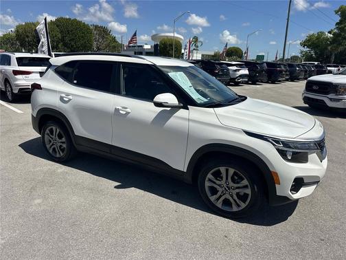 Snow White Pearl 2023 Kia Seltos S