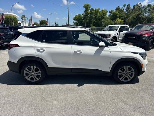 Snow White Pearl 2023 Kia Seltos S