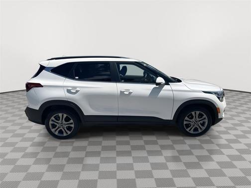 Snow White Pearl 2023 Kia Seltos S