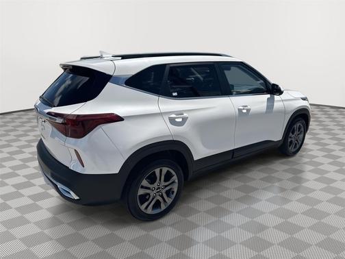 Snow White Pearl 2023 Kia Seltos S