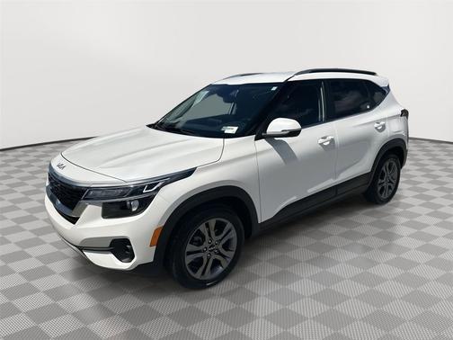 Snow White Pearl 2023 Kia Seltos S