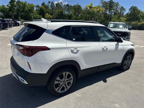 Snow White Pearl 2023 Kia Seltos S