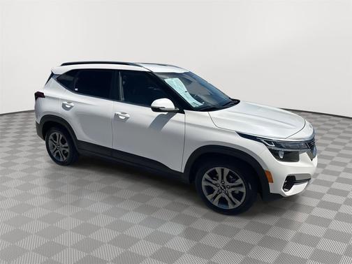 Snow White Pearl 2023 Kia Seltos S