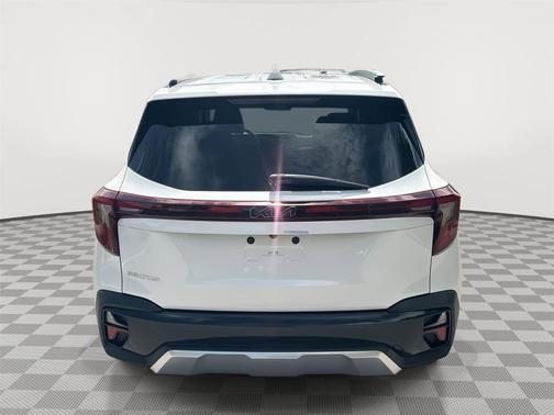 Clear White/Black Roof 2025 Kia Seltos S