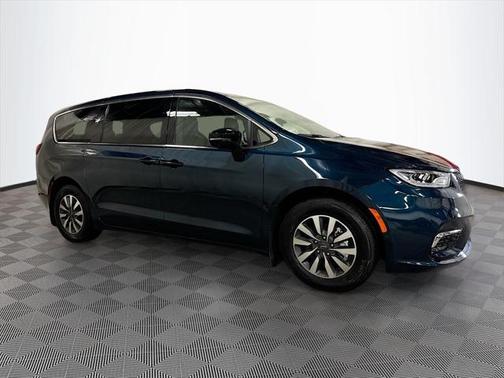 2025 Chrysler Pacifica Hybrid Select