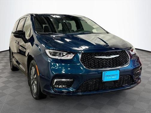 2025 Chrysler Pacifica Hybrid Select