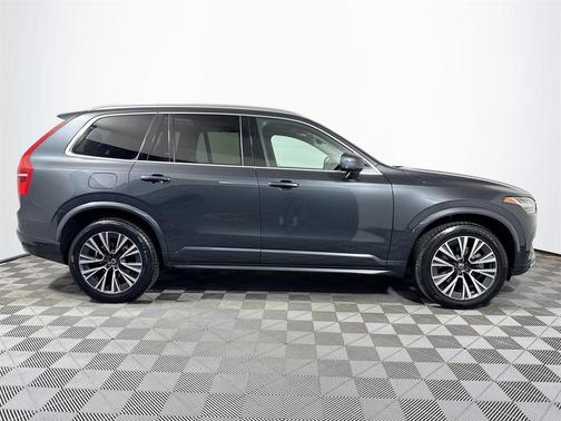 2022 Volvo XC90 T5 Momentum