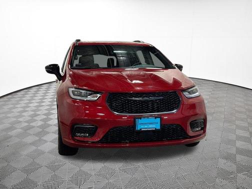Red Hot Pearlcoat 2026 Chrysler Pacifica Limited