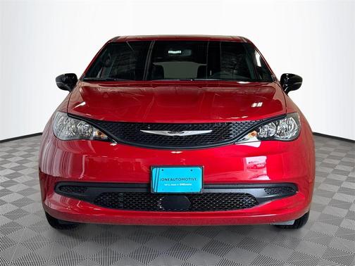 2025 Chrysler Voyager LX