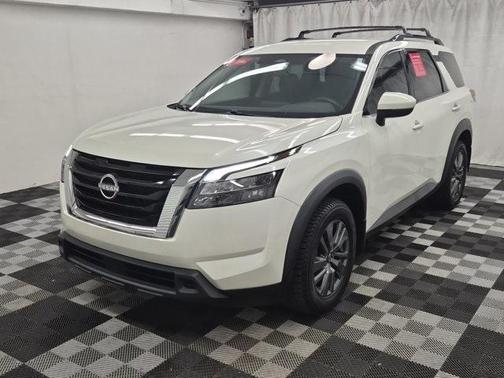 2023 Nissan Pathfinder SV