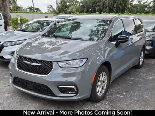 2025 Chrysler Pacifica Select