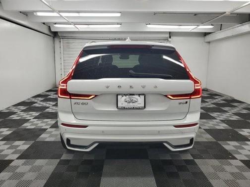 2022 Volvo XC60 B6 R-Design