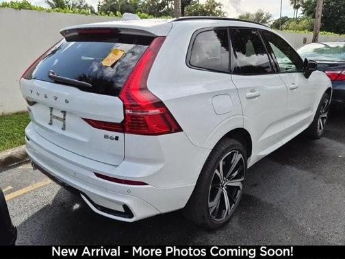 2022 Volvo XC60 B6 R-Design