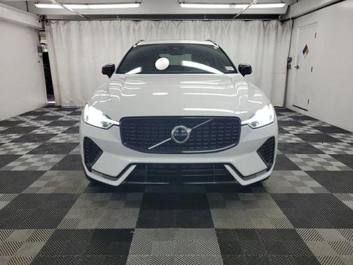 2022 Volvo XC60 B6 R-Design