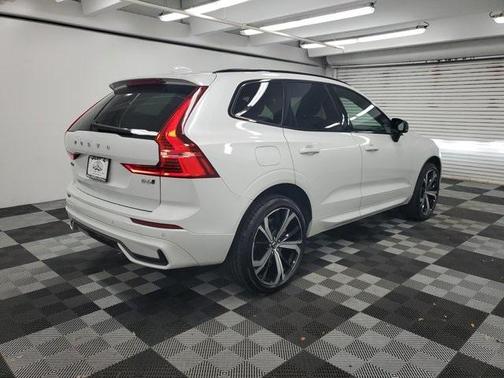 2022 Volvo XC60 B6 R-Design