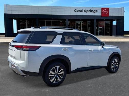 2025 Nissan Pathfinder SL