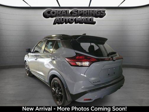 2 Tone Gray / Black Roof 2022 Nissan Kicks SR
