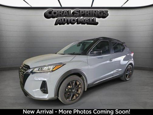 2 Tone Gray / Black Roof 2022 Nissan Kicks SR