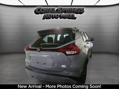 2 Tone Gray / Black Roof 2022 Nissan Kicks SR