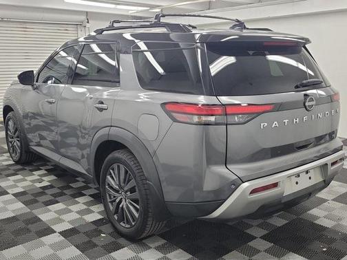 2022 Nissan Pathfinder SL