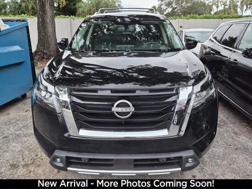 2022 Nissan Pathfinder SL