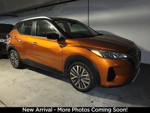 Monarch Orange / Super Black 2024 Nissan Kicks SV