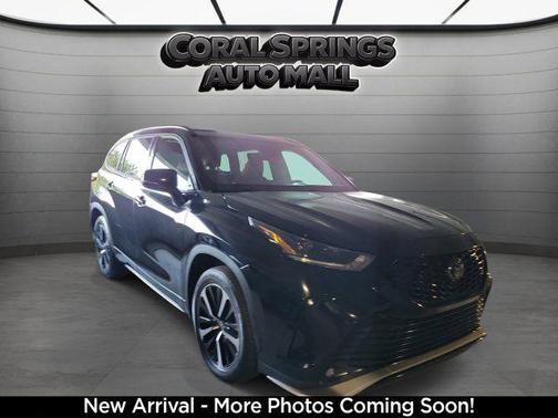 Midnight Black Metallic 2022 Toyota Highlander XSE