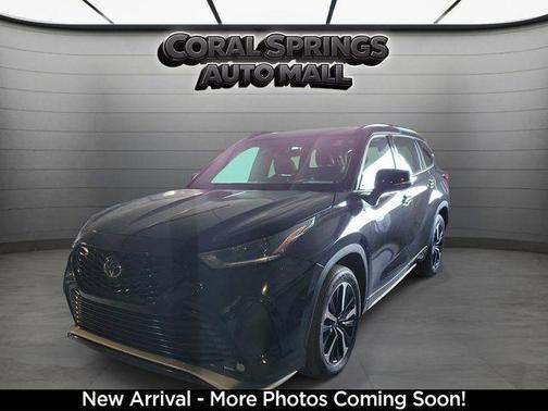 Midnight Black Metallic 2022 Toyota Highlander XSE