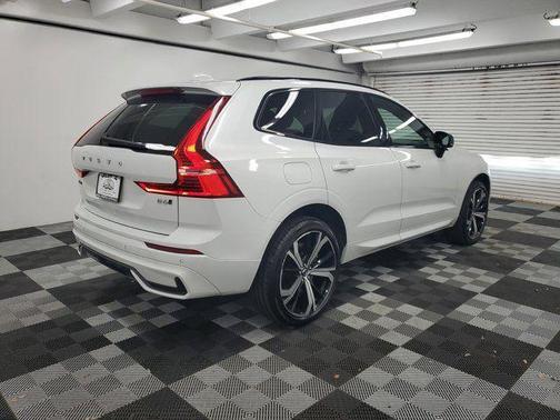2022 Volvo XC60 B6 R-Design