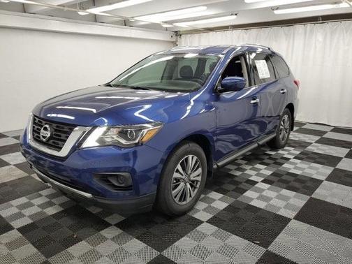 Photo 4 of 32 of 2019 Nissan Pathfinder S