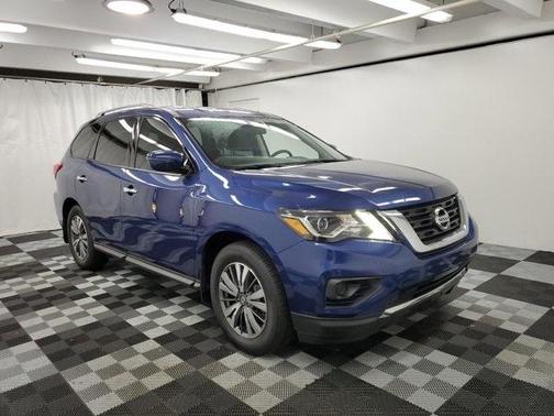 Photo 1 of 32 of 2019 Nissan Pathfinder S