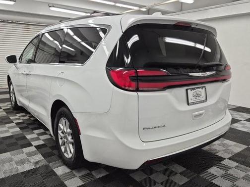 2022 Chrysler Pacifica Touring-L