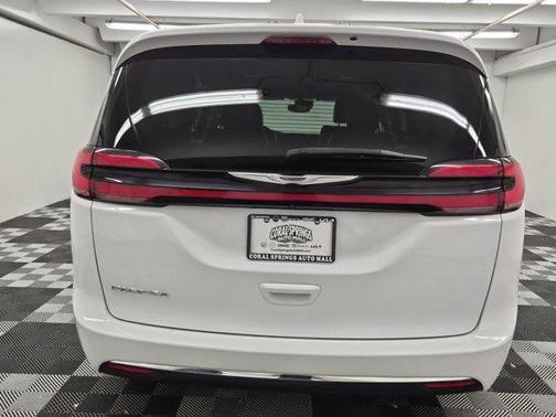 2022 Chrysler Pacifica Touring-L