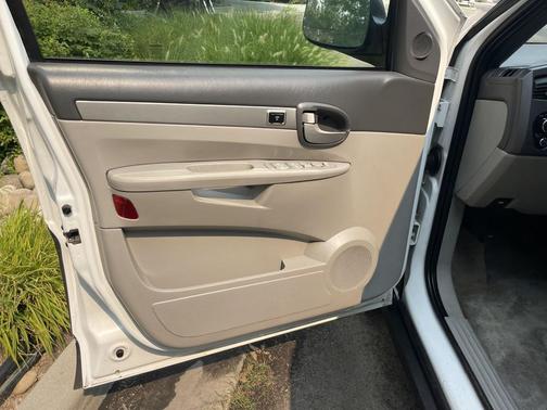Frost White 2005 Buick Rendezvous CX