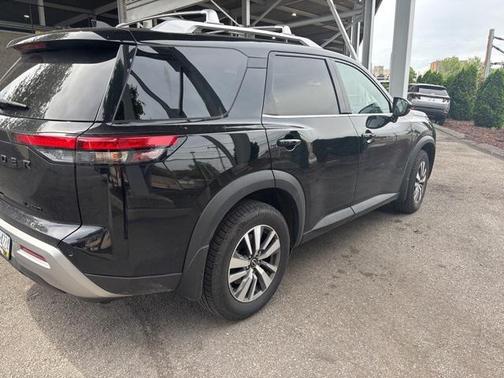 2022 Nissan Pathfinder SL