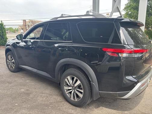 2022 Nissan Pathfinder SL