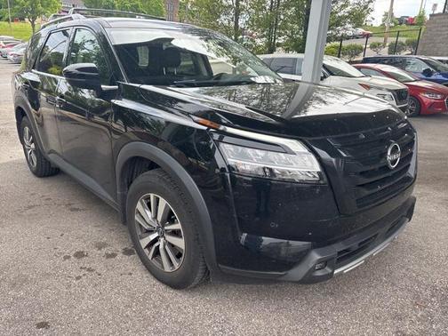 2022 Nissan Pathfinder SL