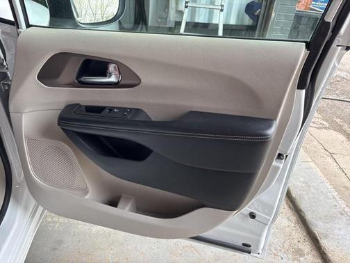 2022 Chrysler Voyager LX