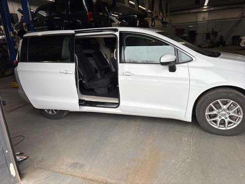 2022 Chrysler Voyager LX