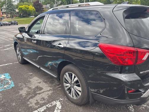 2020 Nissan Pathfinder SL
