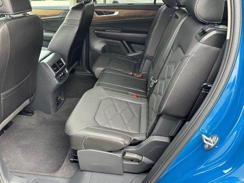 2025 Volkswagen Atlas 2.0T SE w/Technology 4MOTION