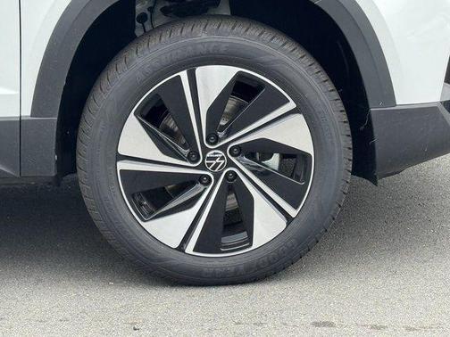 Pure White 2026 Volkswagen Taos SE
