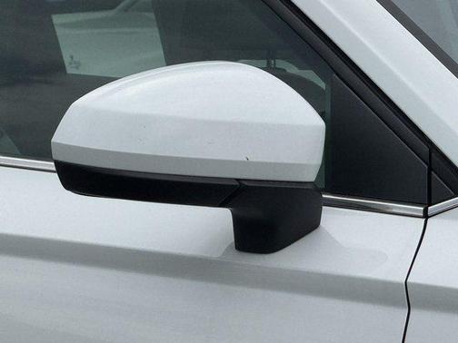Pure White 2026 Volkswagen Taos SE
