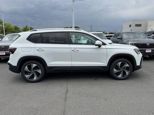 Pure White 2026 Volkswagen Taos SE