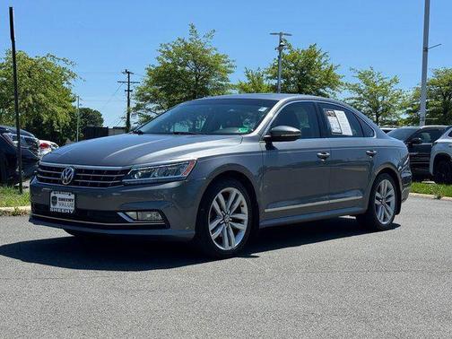 Platinum Gray Metallic 2017 Volkswagen Passat 1.8T SE w/Technology
