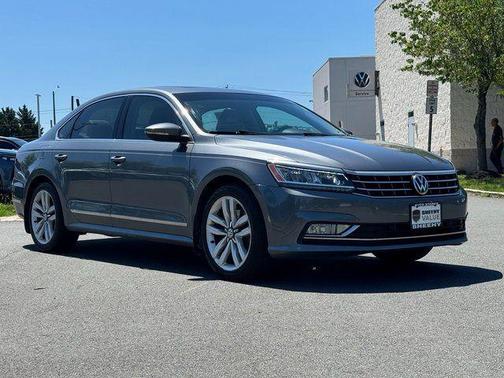 Platinum Gray Metallic 2017 Volkswagen Passat 1.8T SE w/Technology