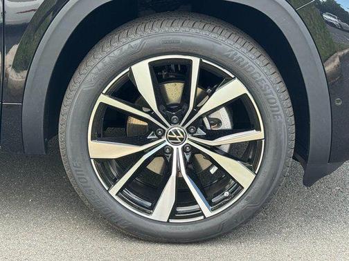 Deep Black Pearl 2026 Volkswagen Atlas 2.0T SEL Premium R-Line 4MOTION